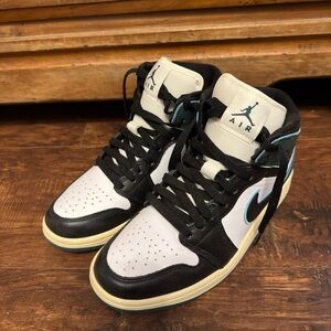 Jordan 1 Mid SE Oxidized Green (women’s) 7.5